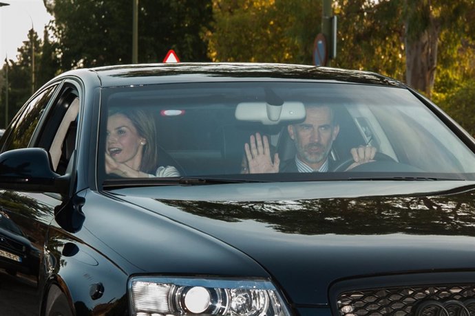 Los Reyes Felipe y Letizia llevan a Leonor y Sofía al colegio