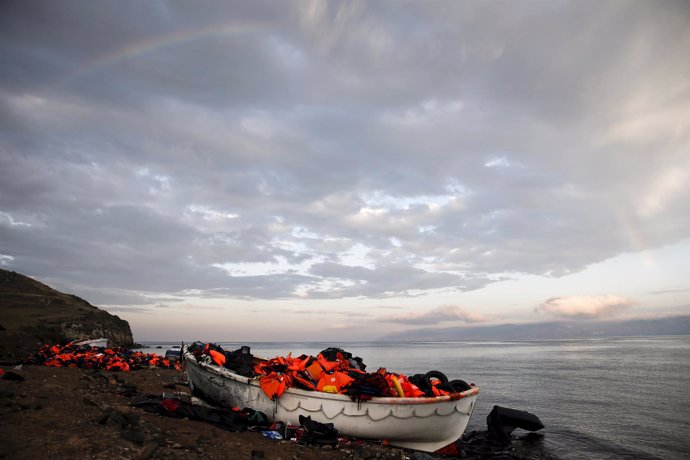 Chalecos salvavidas abandonados por refugiados en una playa 