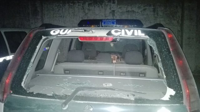 Coche de la Guardia Civil con pedradas en Bujalance
