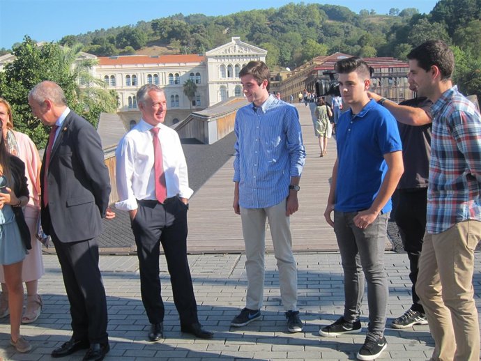 El lehendakari con un grupo de jóvenes en Bilbao
