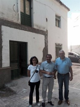 Castro (c) visita actuaciones realizadas en Cabra del Santo Cristo.