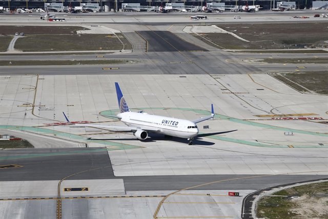 Aeropuerto de Barajas, avión, aviones, pista de despegue y aterrizaje, 
