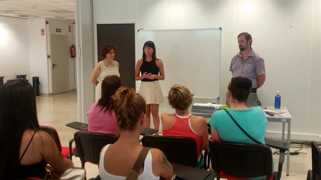 El taller formativo se desarrolla en la Sala 'Espacio de Mujeres' de Diputación.