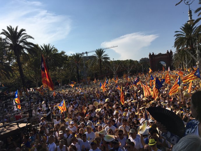 Manifestantes independentistas en el paseo Lluís Companys de Barcelona