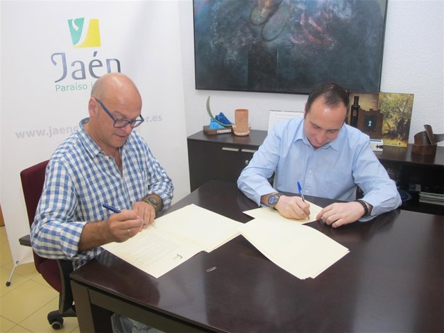 Manuel Fernández y José Ayala firman el convenio para asesorar a empresas.