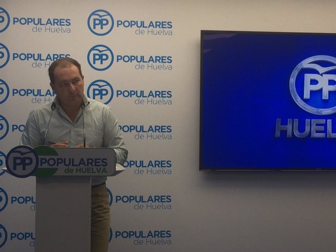 David Toscano en la sala de prensa del PP de Huelva