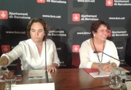 La alcaldesa de Barcelona, Ada Colau, y la consellera Dolors Bassa   