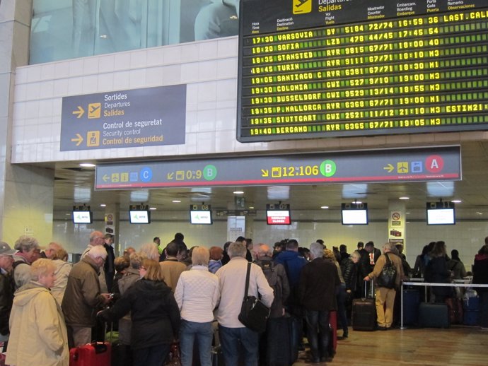 Cola de pasajeros en el Aeropuerto de Barcelona