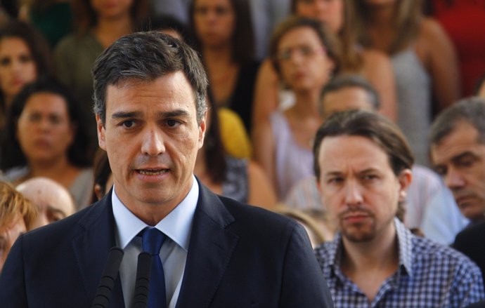 Pedro Sánchez y, detrás, Pablo Iglesias