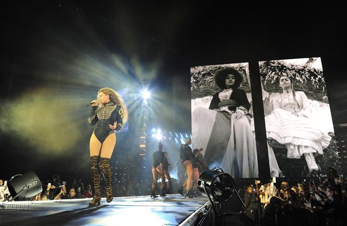 Beyoncé cantando en el escenario