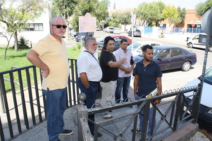 NP Y FOTOS IU Exige La Eliminación De Barreras Arquitectónicas En Sevilla Este