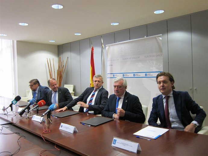 Los tres rectores, el vicepresidente de la Xunta y Jesús Gamallo