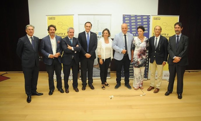 Ambrosio (centro), a la izquieda de Ruiz, durante la presentación del congreso
