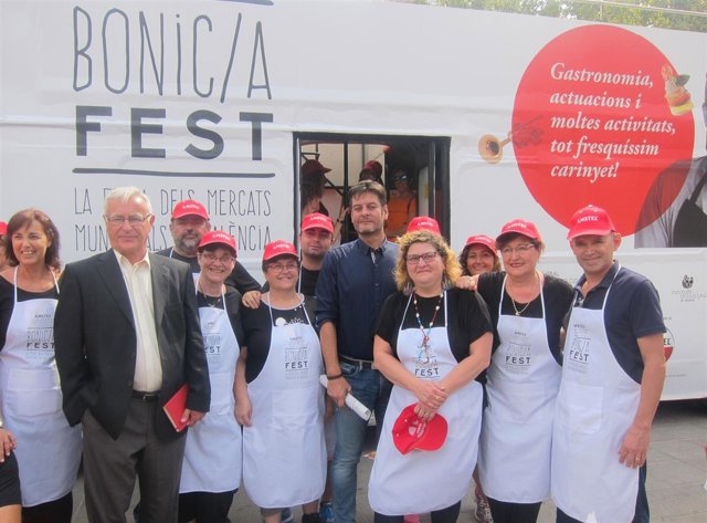 Ribó y Galiana junto a vendedores de mercados municipales 