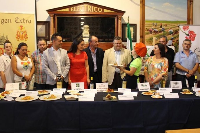 Autoridades durante la inauguración de la Ruta de la Tapa
