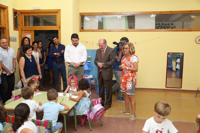 VILLALOBOS INAUGURA CURSO ESCOLAR EN EL RUBIO Y MARTÍN DE LA JARA