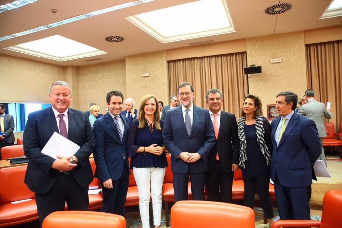 Los diputados del PP por la Región posan con Mariano Rajoy durante la Plenaria