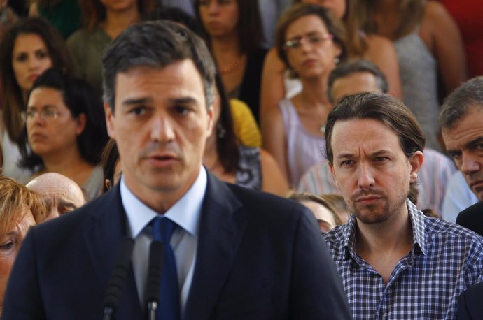 Pedro Sánchez y, detrás, Pablo Iglesias