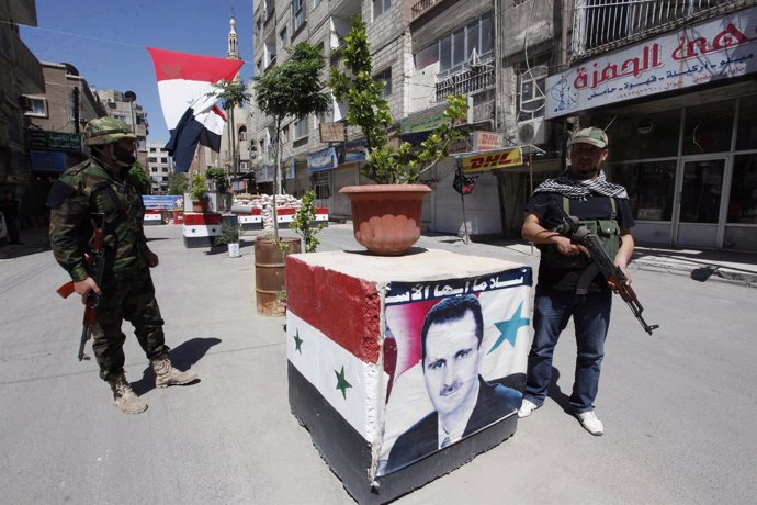 Soldados y milicianos leales al gobierno sirio en Damasco