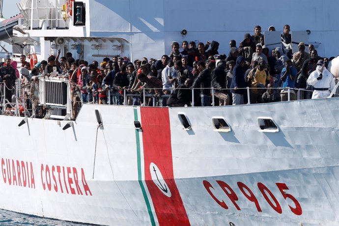 Inmigrantes rescatados en un barco de la Guardia Costera italiana