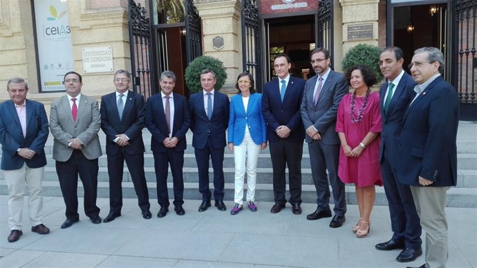 Rosa Aguilar (centro), con los rectores andaluces