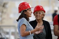 Hidalgo y Carmena visitan las obras de un centro de acogida para refugiados