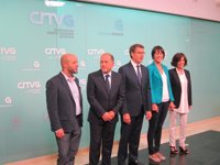 Los candidatos se presentan en un primer minuto en el que Pontón mete las fotos de Dorado