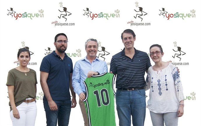 Responsables de Fundación PRODE junto al presidente del Cordobasket.