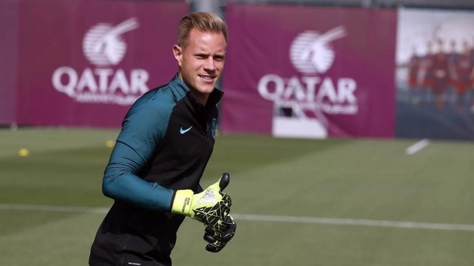 Ter Stegen entrenando con el Barcelona