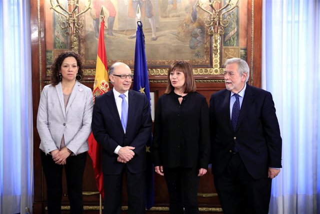 Cristóbal Montoro recibe en su despacho a Francina Armengol