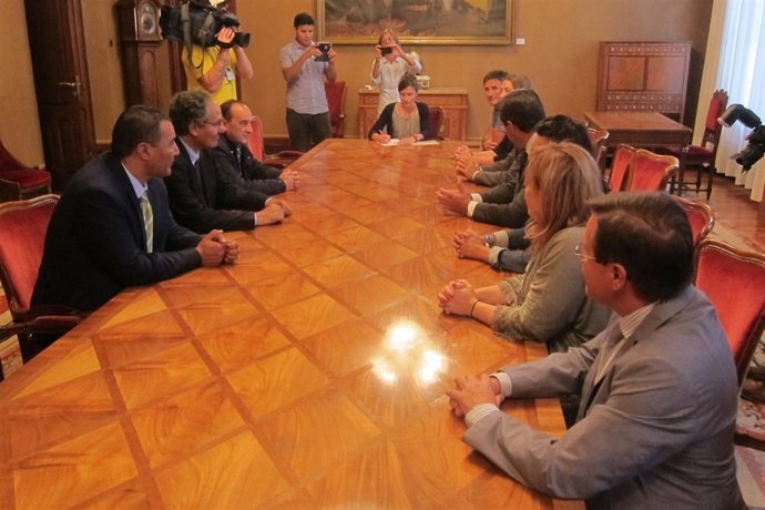 Reunión del ministro de saharaui, Bulahe Sid, con el intergrupo parlamentario.