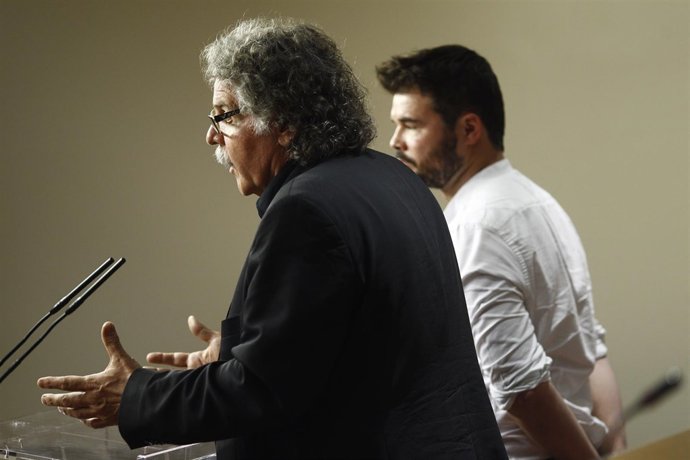 Gabriel Rufián y Joan Tardá en el Congreso tras reunirse con Rajoy