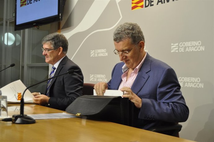 Los consejeros de Presidencia y Sanidad, Vicente Guillén y Sebastián Celaya.