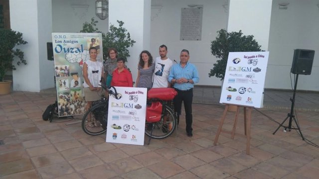 Guijarro (izda.) durante la presentación del proyecto 'Del pueblo a China'