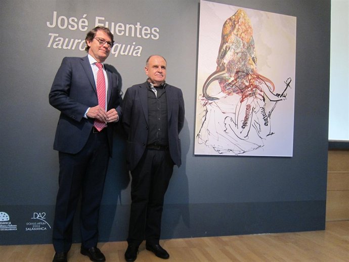 El artista (D) con el alcalde (I)