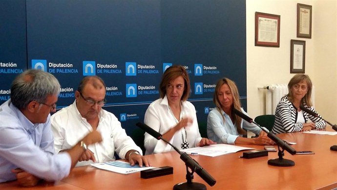 Armisén (C) antes de firmar el acuerdo