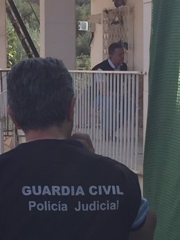Negociadores de la Guardia Civil intentando convencer al ya detenido