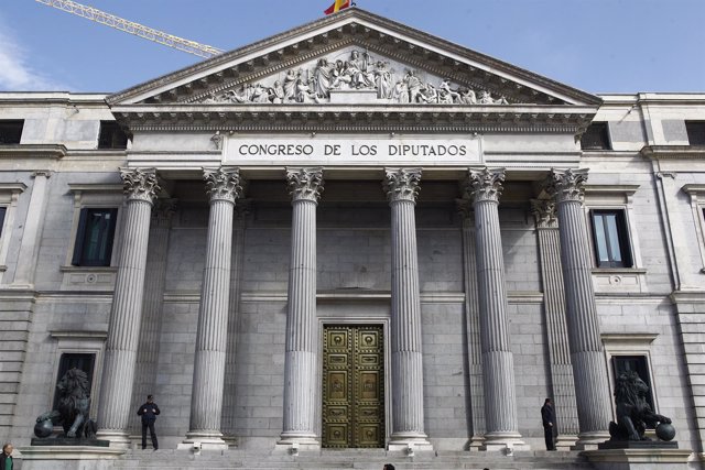 Puerta principal del Congreso de los Diputados con los leones