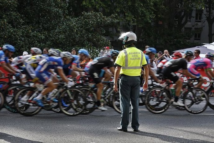 Ciclistas controlados por la Guardia Civil.