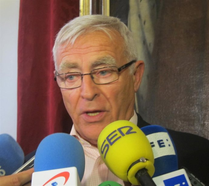 Joan Ribó haciendo declaraciones a los medios de comunicación 