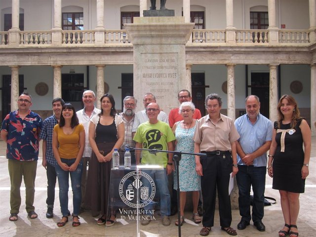Plataforma pels Drets Lingüístics en la presentación del documento en La Nau