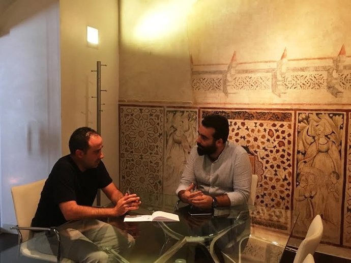 Mayoral (dcha.) y Rosón durante el encuentro mantenido