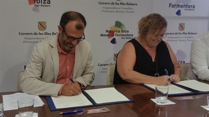 Firma del protocolo general entre Barceló y Mateu