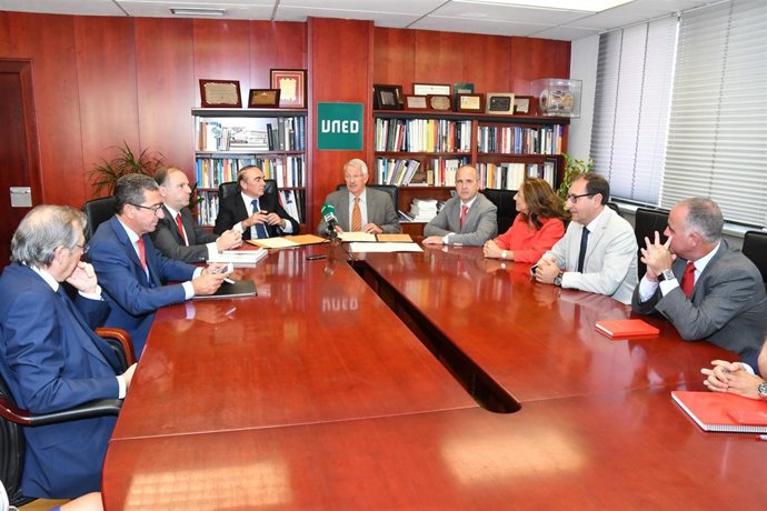 Firma de la colaboración entre UNED y Banco Santander