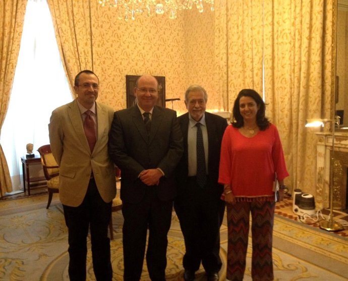 Bonilla y Márquez (1 y 2 i) en la reunión en el Ministerio de Hacienda.