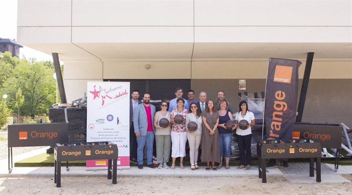 Grupo de Orange y la Federación Autismo Madrid