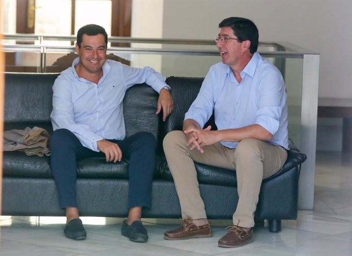 Reunión informal en el Parlamento entre Juanma Moreno (PP-A) y Juan Marín (C's)