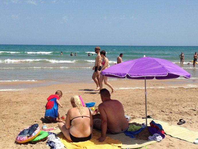 Imagen de una sombrilla en la Playa de Gandia