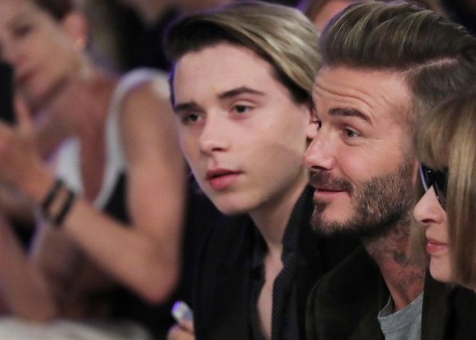 Brooklyn Beckham en el desfile de Victoria Beckham