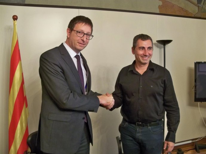 El conseller Carles Mundó y el pte.De la Mesa del Tercer Sector Oriol Illa